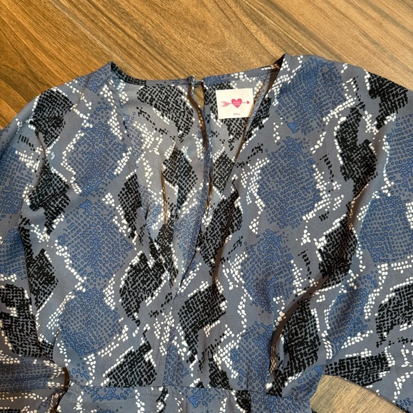 💜💜 2/$20 Romper printed gray/blue size small - Picture 6 of 6